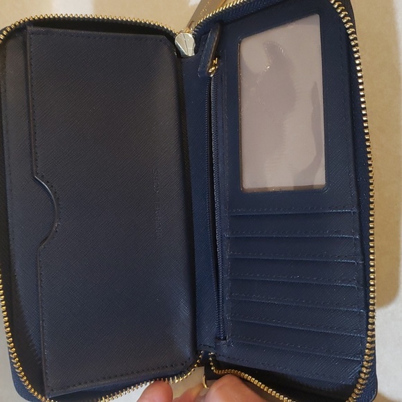 Michael Kors Jet Set Three Qiarter Zip Wallet - Picture 5 of 5